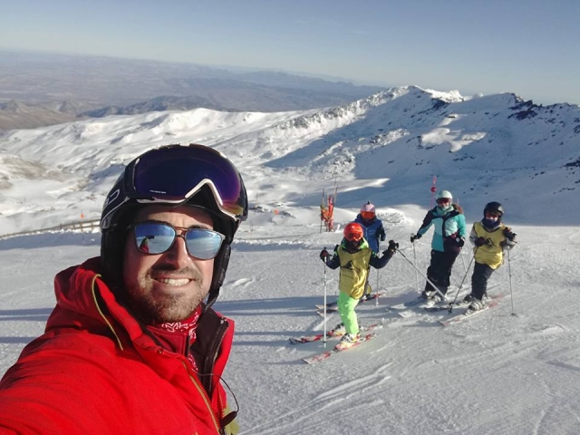  Maestro di sci con i suoi allievi di sci 